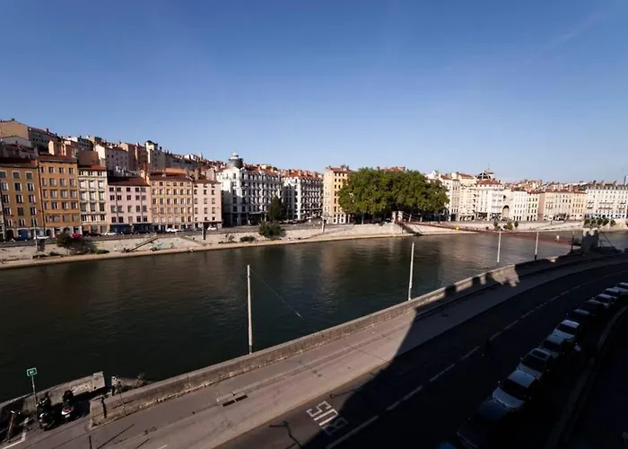 Vieux Lyon Avec Vue Sur La Saone Ail
